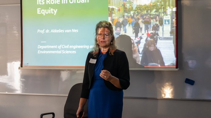 prof. Akkelies van Nes 