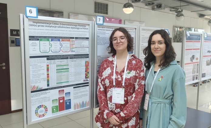 Julia Nawocka i Dorota Kudlicka przy posterze