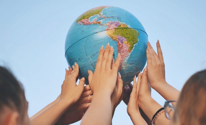 dłonie trzymające globus
