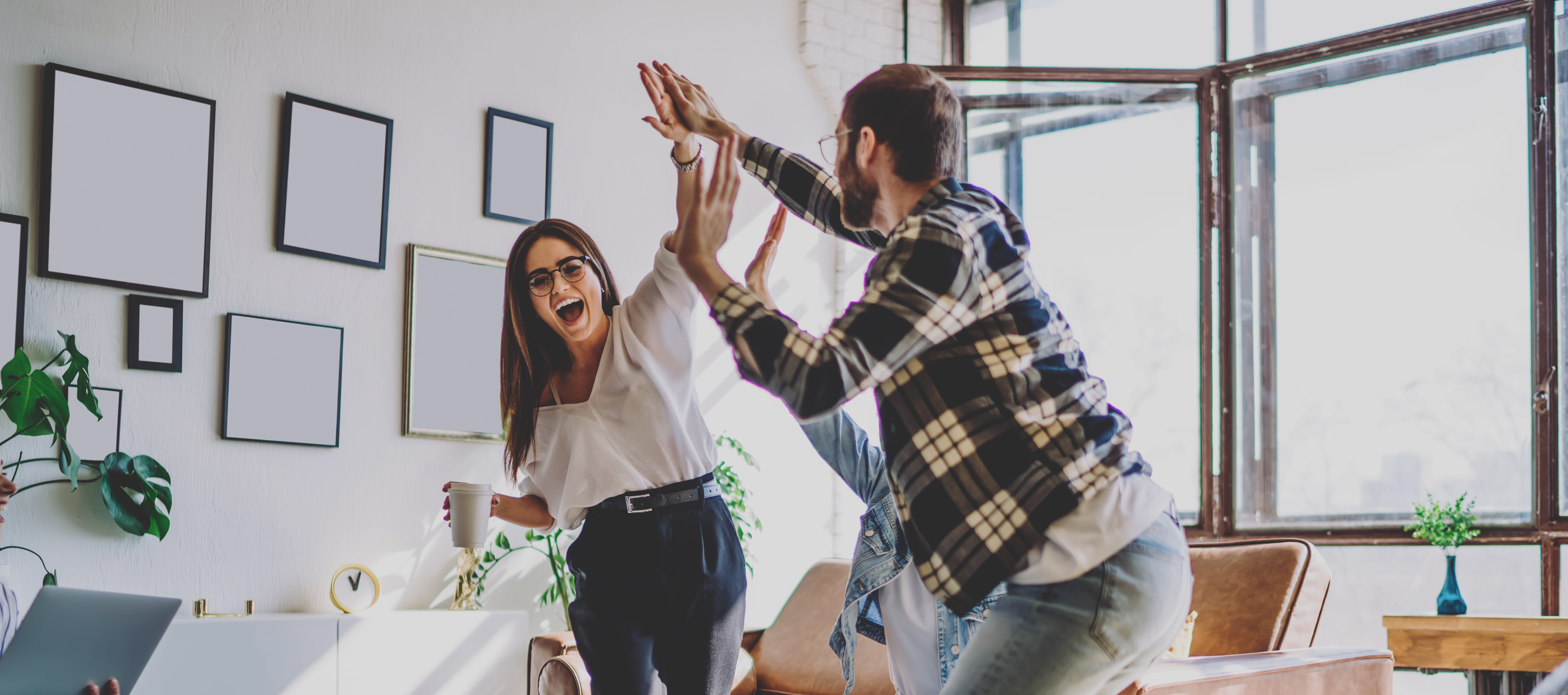 Dwoje cieszących się ludzi