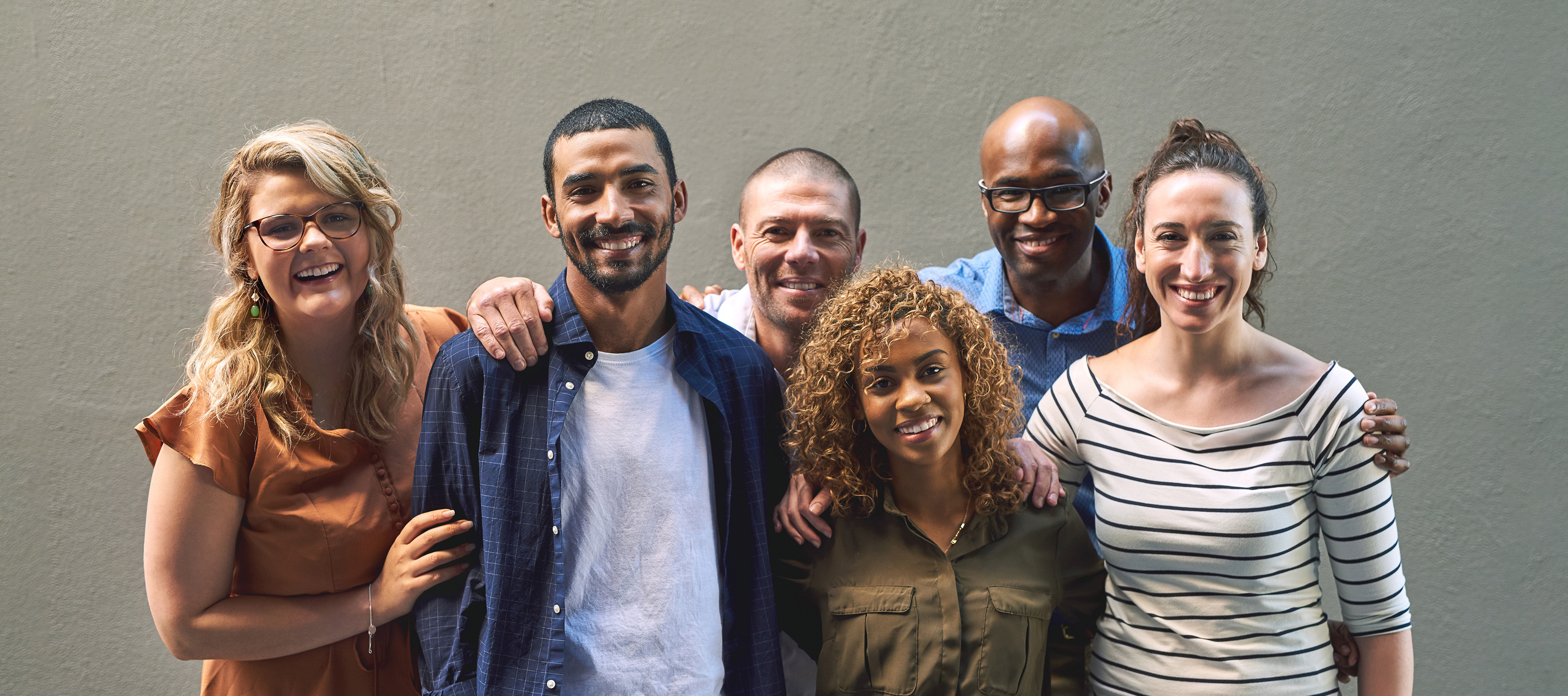 grupa uśmiechniętych ludzi w różnym wieku