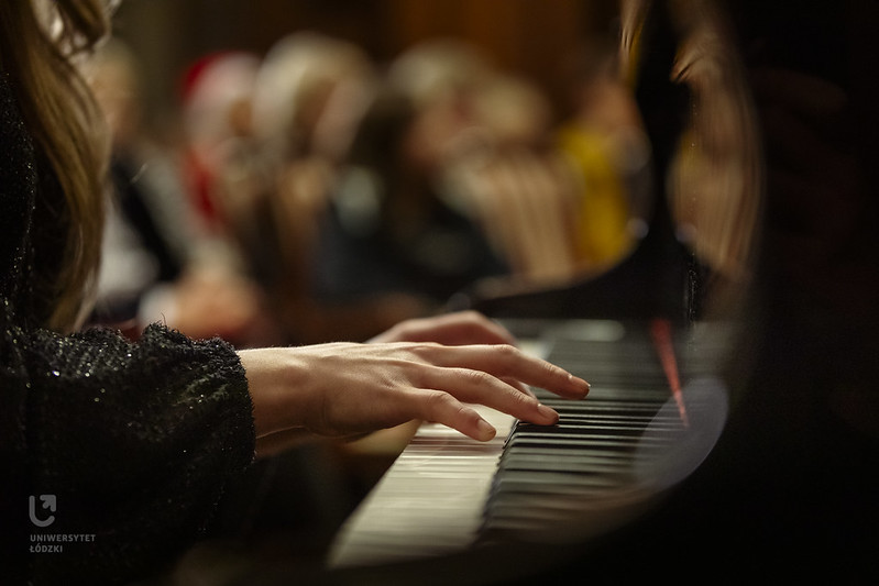 dłonie pianistyki grającej na fortepianie 