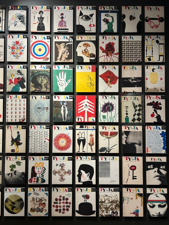 kilkadziesiąt okładek magazynu Ty i ja, fragment wystawy