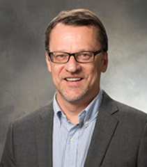 zdjęcie portretowe naukowca w okularach