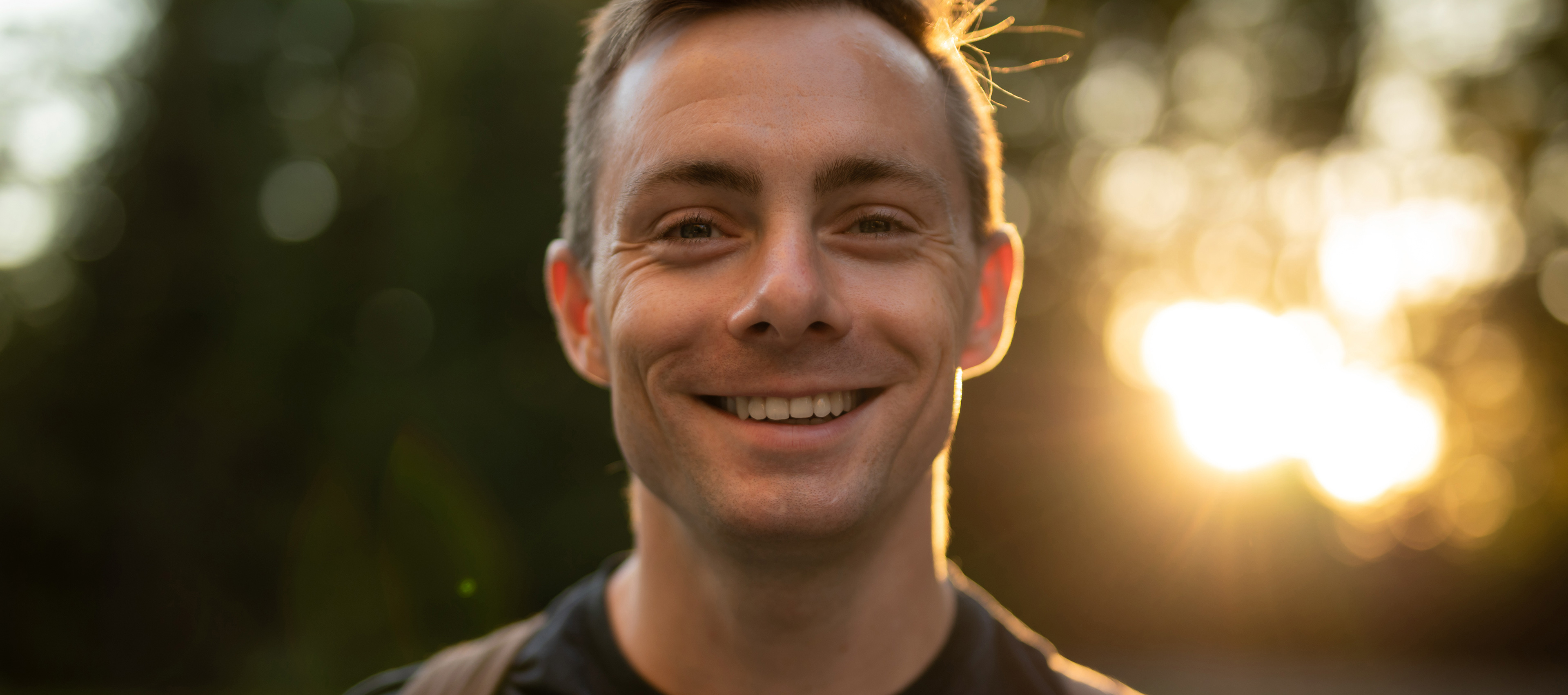 Mężczyzna na tle ściany lasu