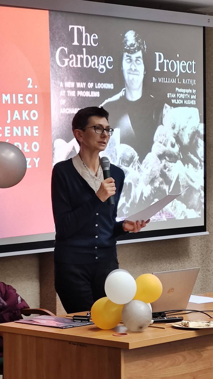 prof. anna kacperczyk prowadzi wykład w BUŁ