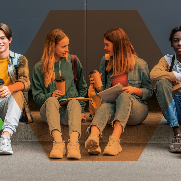 Zdjęcie z okładki książki przedstawiające młodzież