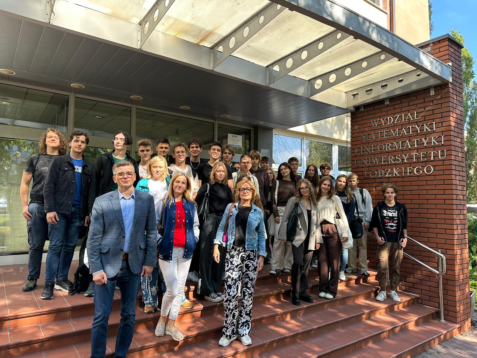 grupa ludzi przed Wydziałem Matematyki i Informatyki UŁ