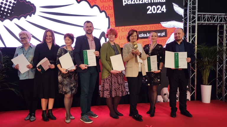 Laureaci konkursu Gaudeamus. Nagrody dla książek z Wydawnictwa UŁ odbiera Ewa Bluszcz (dyrektorka Wydawnictwa)