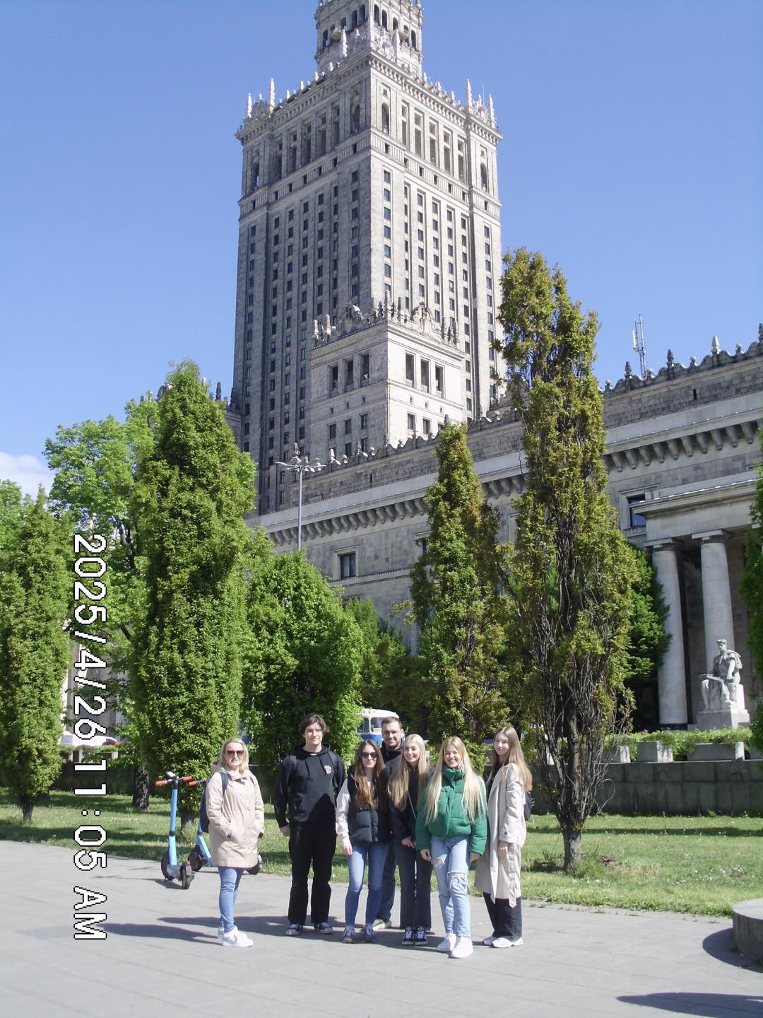 Studenci na tle Pałacu Kultury i Nauki