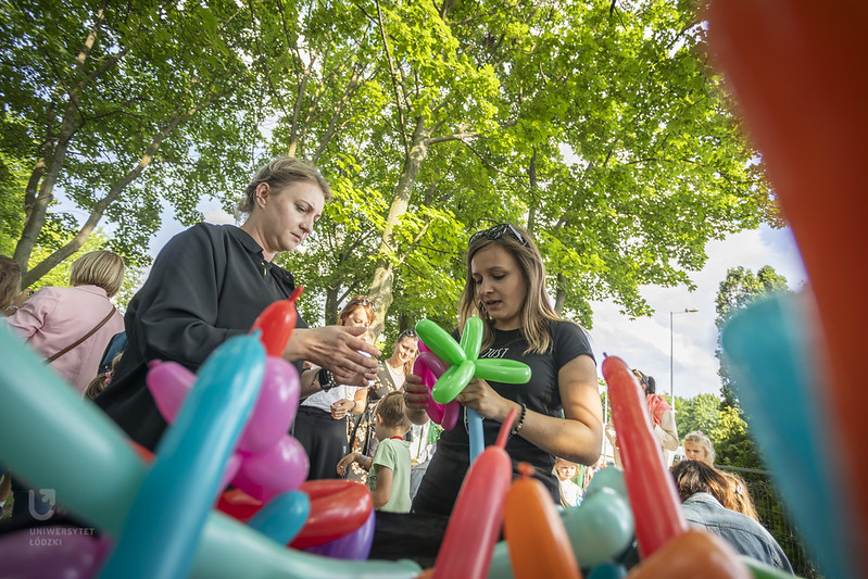 Zabawa w skręcanie ludzików z kolorowych balonów