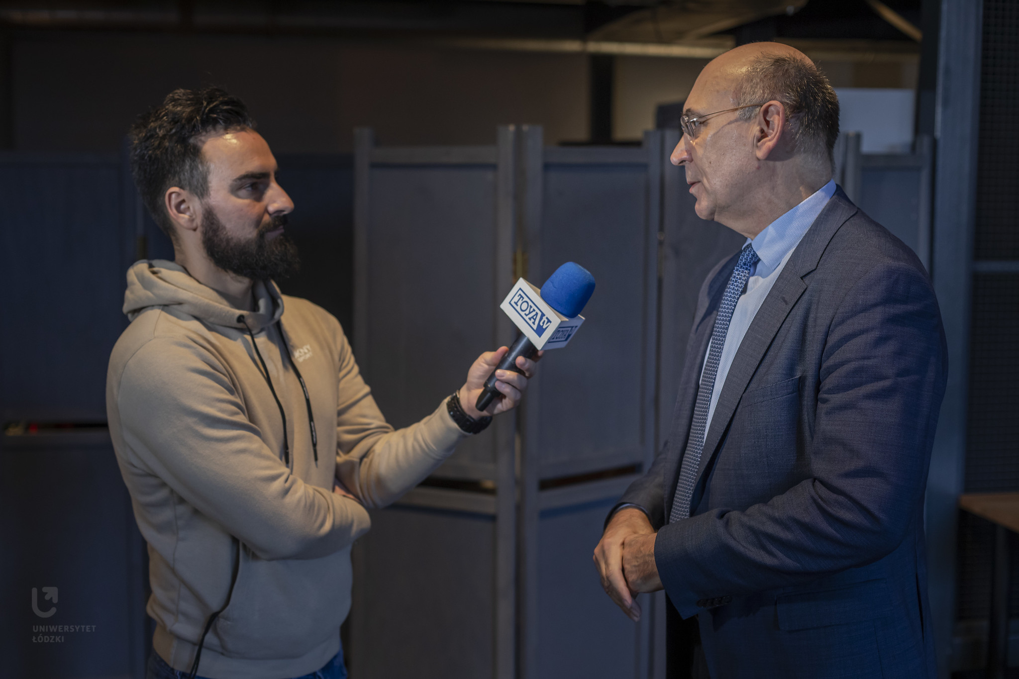 dr Paweł Kowalski podczas rozmowy z dziennikarzem