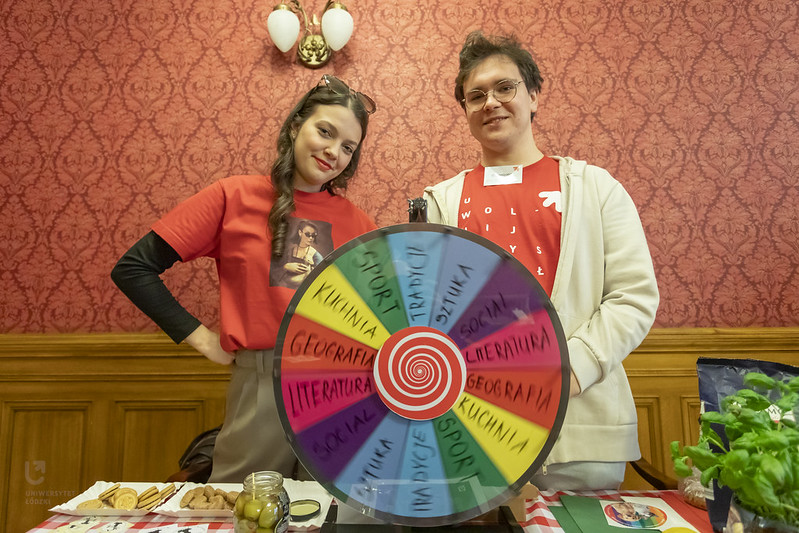 dwoje ludzi przy kole fortuny