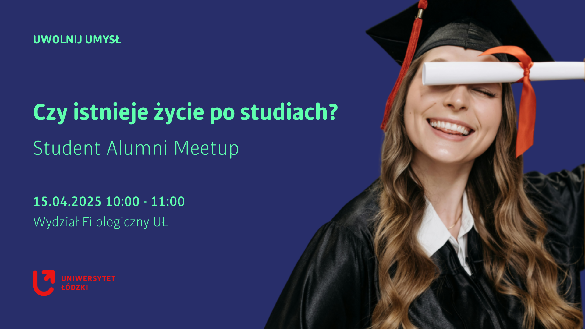 uśmiechnięta absolwentka z dyplomem