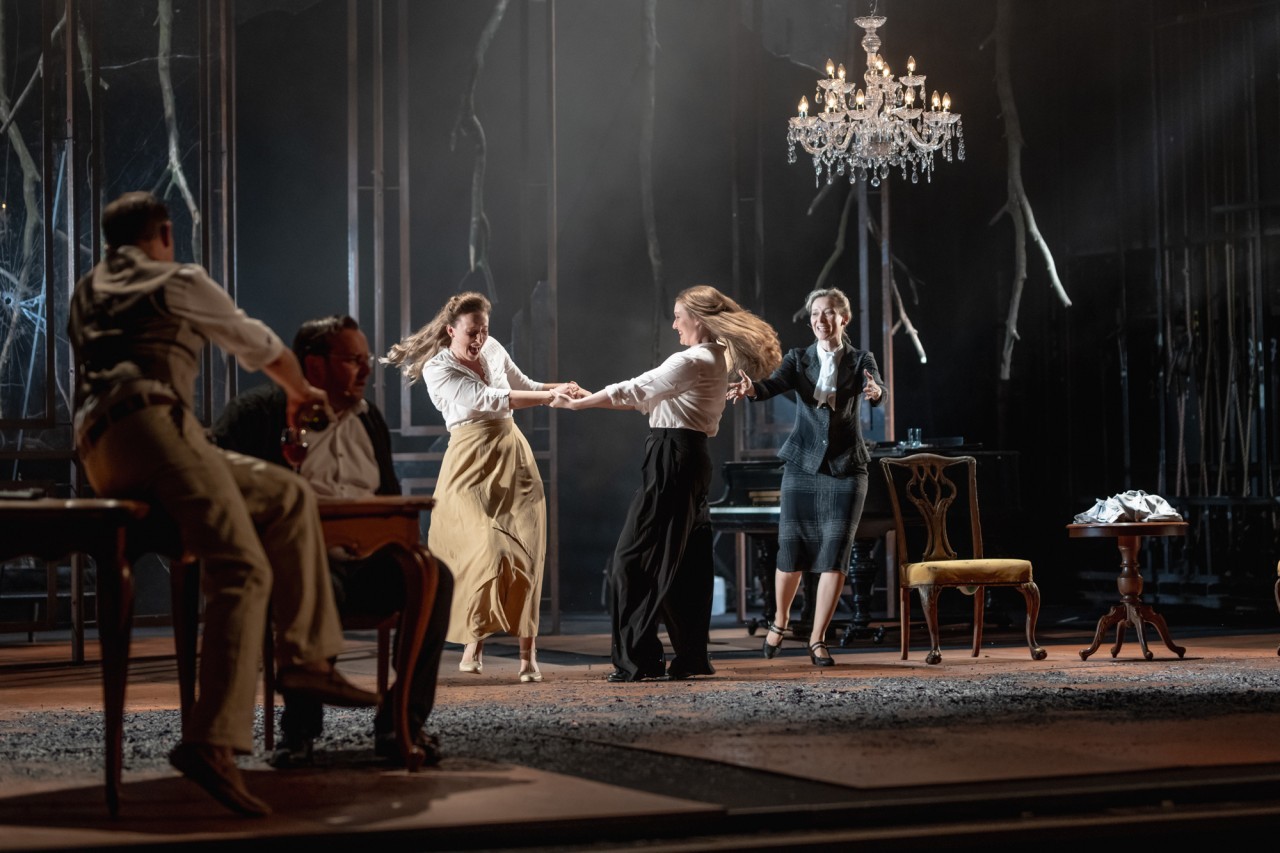 Zdjęcie ze spektaklu "Biedermannowie" w Teatrze Powszechnym