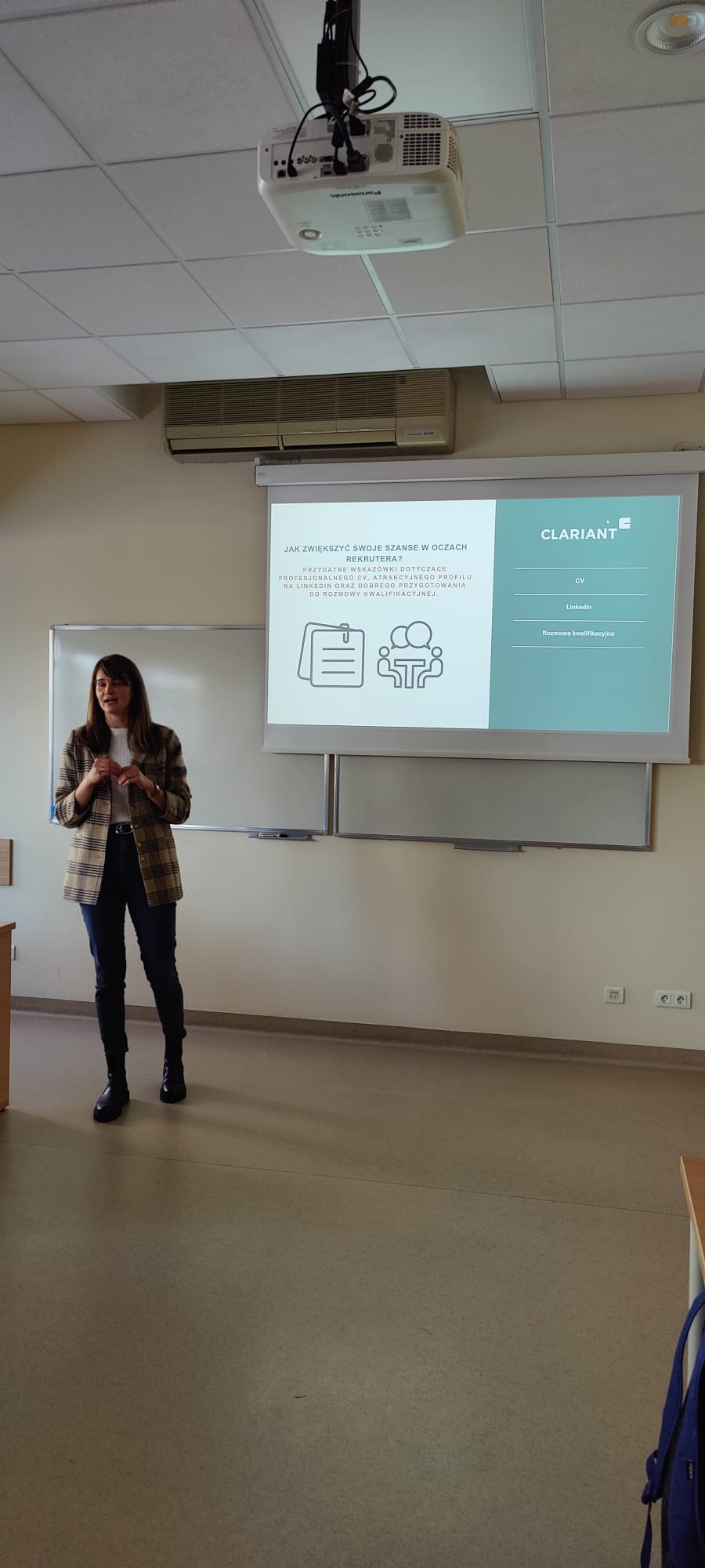 prowadząca warsztaty na tle prezentacji