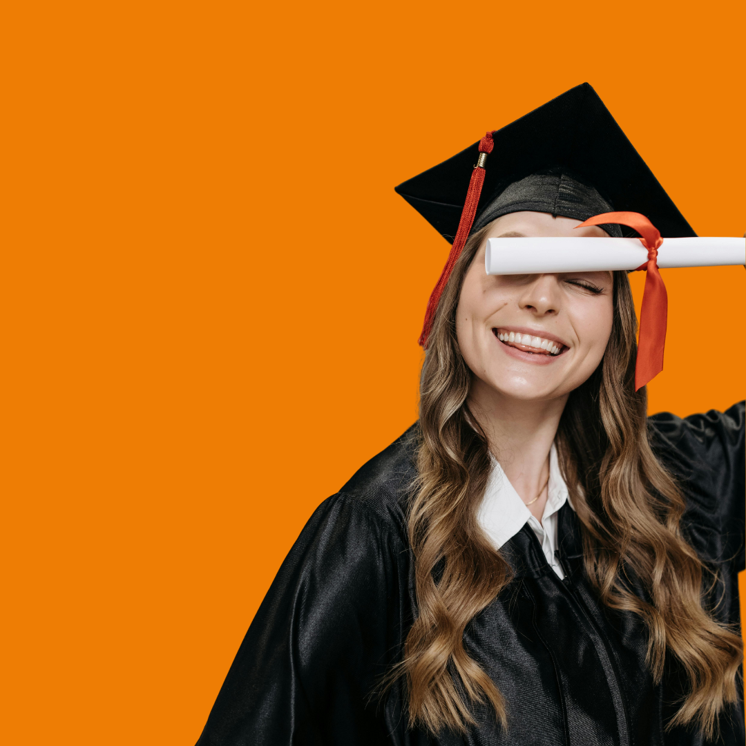 Uśmiechnięta absolwentka z dyplomem