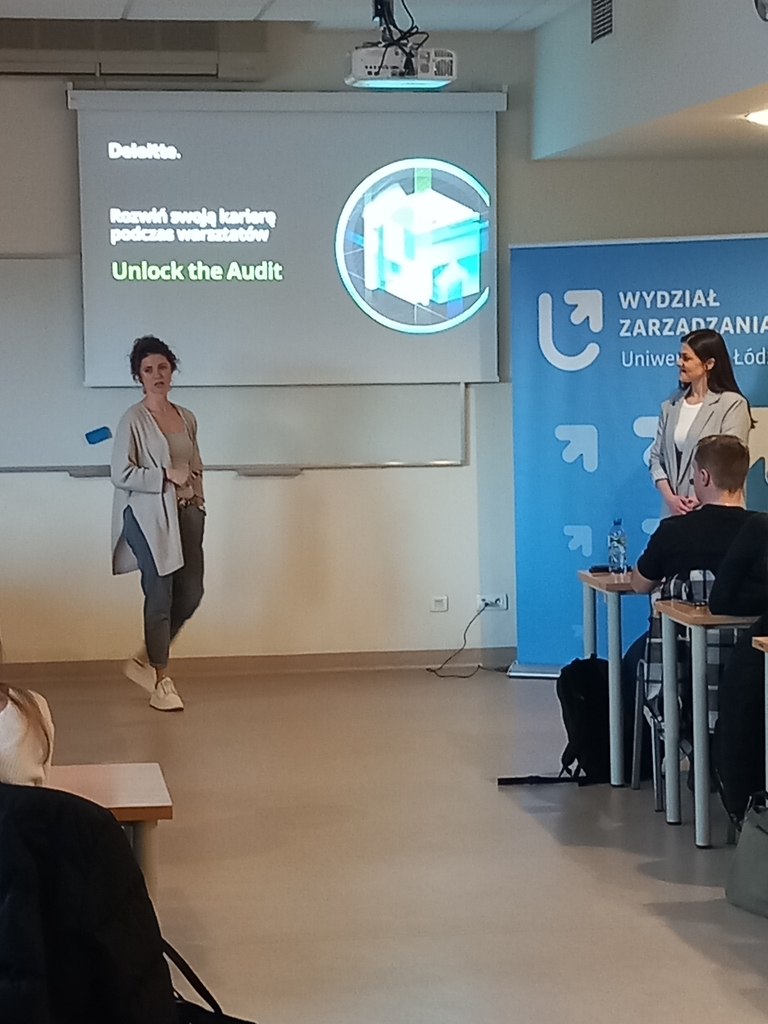 prowadząca warsztaty na tle prezentacji