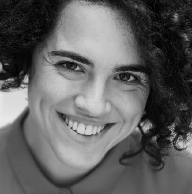 Grafika Klubu Absolwenta - zdjęcie twarzy kobiety