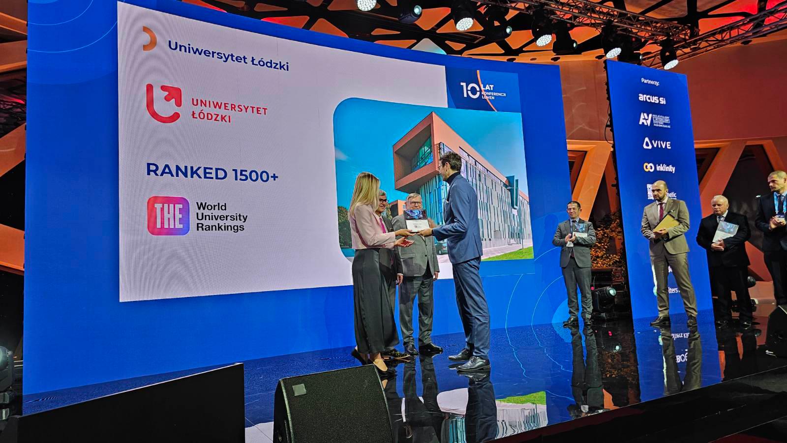 Konferencja LUMEN 2024. Rektor UŁ odbiera nagrodę