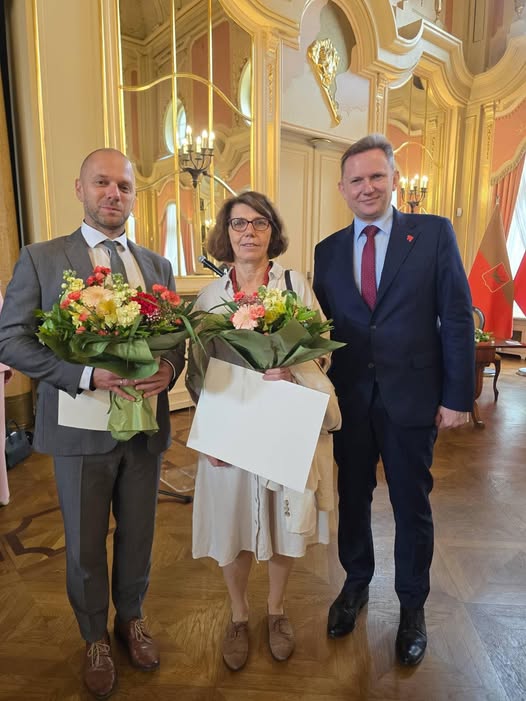 Nagrodzeni prof. dr hab. Joanna Wibig oraz prof. dr hab. Jacek Białek z prorektorem UŁ dr. hab. Radosławem Olszewskim, prof. UŁ