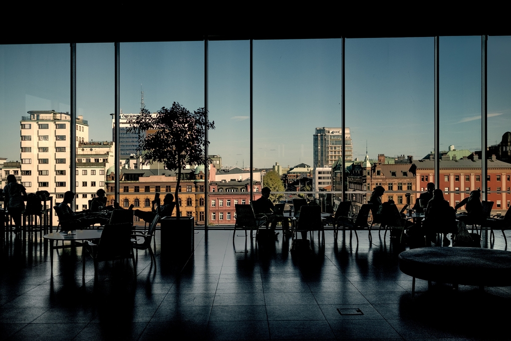 osoby siedzące przy stolikach