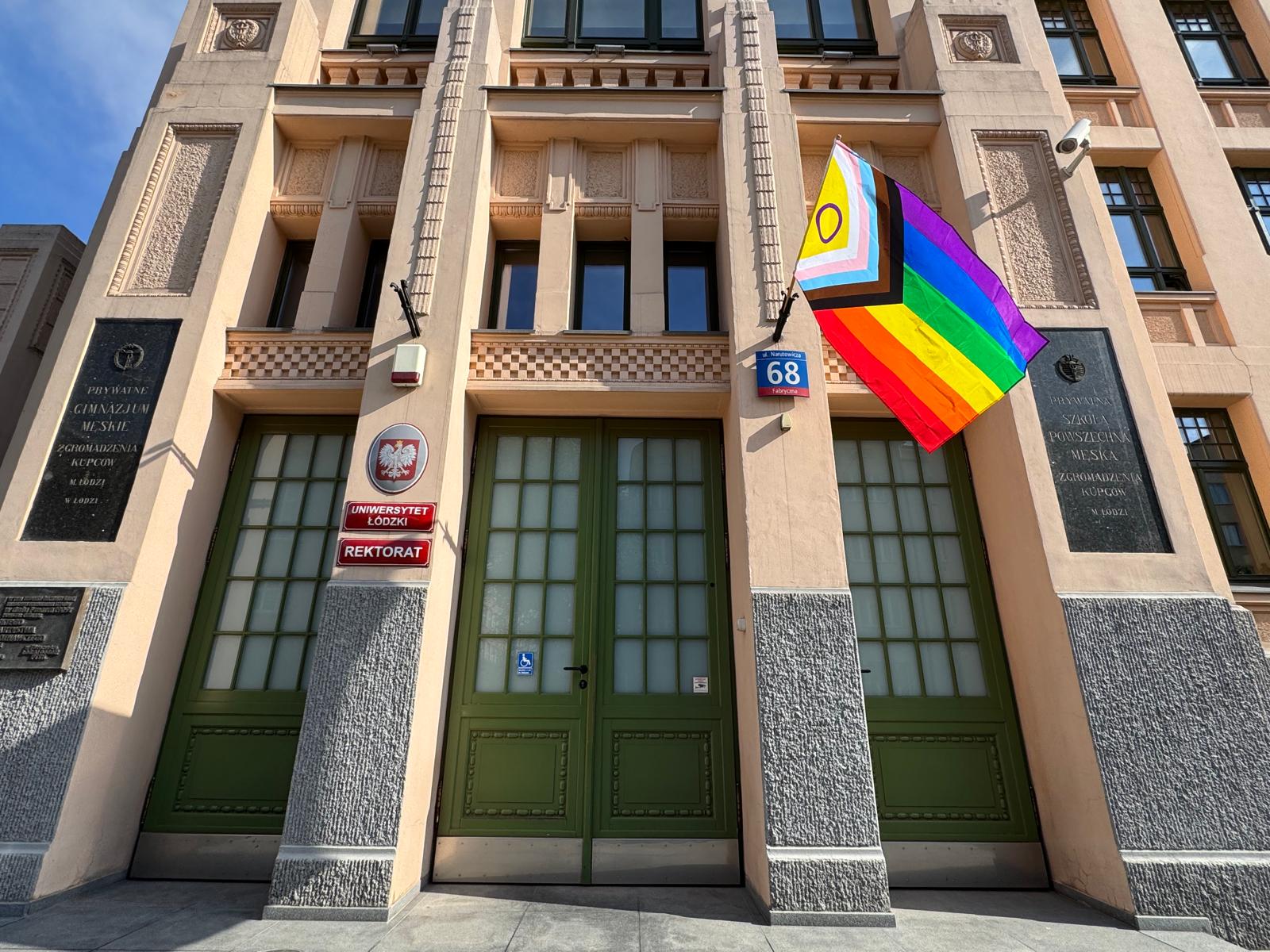 Flaga LGBTQ+ na rektoracie UŁ