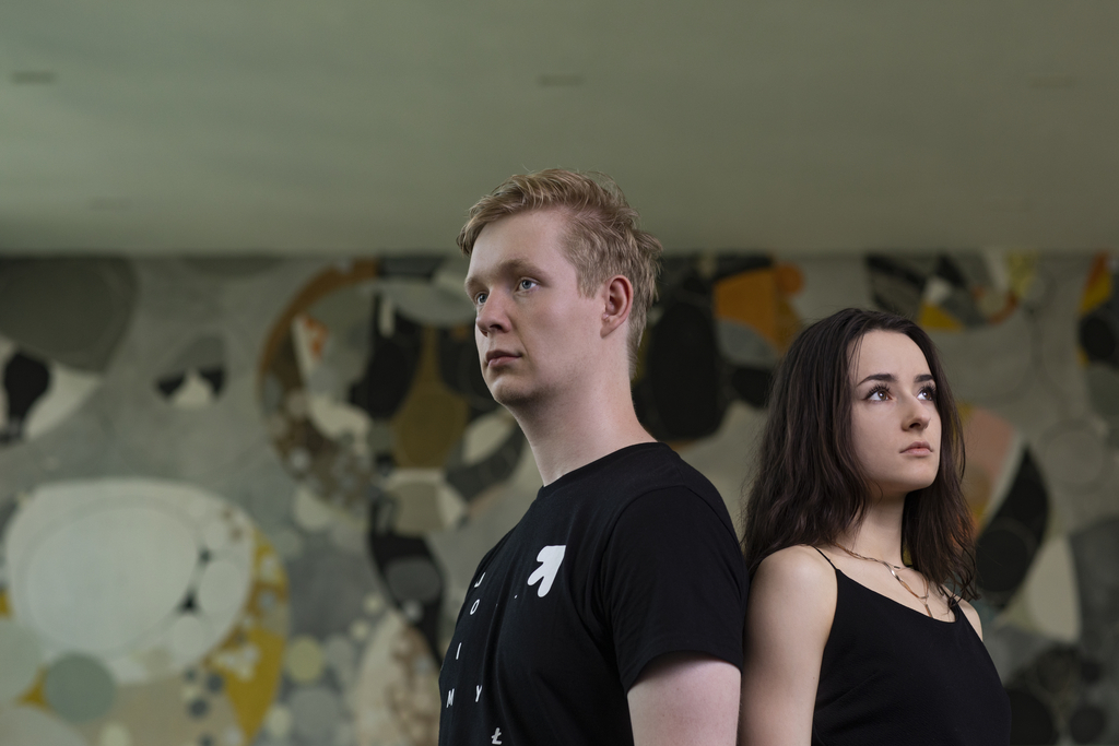 Młoda kobieta i młody mężczyzna zwróceni do siebie plecami