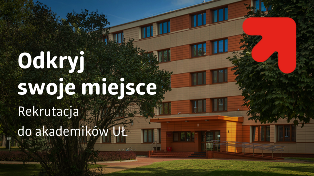 Na zdjęciu widać budynek akademika Uniwersytetu Łódzkiego otoczony zielenią. Na pierwszym planie znajduje się duże drzewo, a za nim wejście do akademika. Po lewej stronie grafiki umieszczony jest biały napis: „Odkryj swoje miejsce. Rekrutacja do akademików UŁ”. W prawym górnym rogu widoczna jest czerwona strzałka skierowana w górę i w prawo.