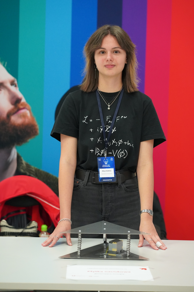 sylwetka dziewczyny na tle kolorowych pasków