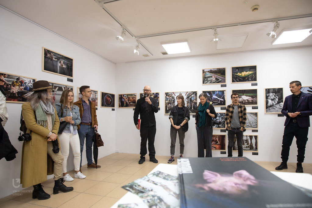 Grupa ludzi podczas otwarcia wystawy "Hidden""