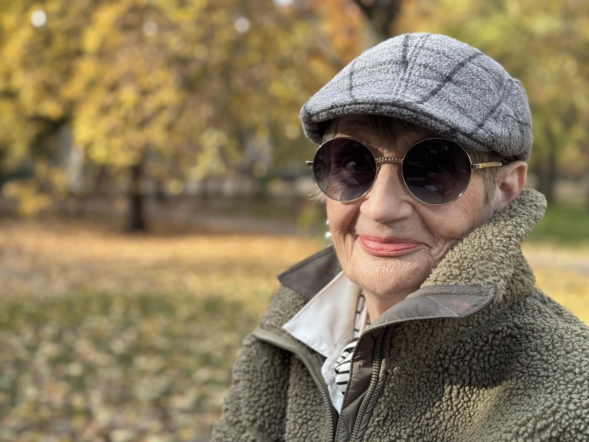 Maria Poprzęcka portret w parku