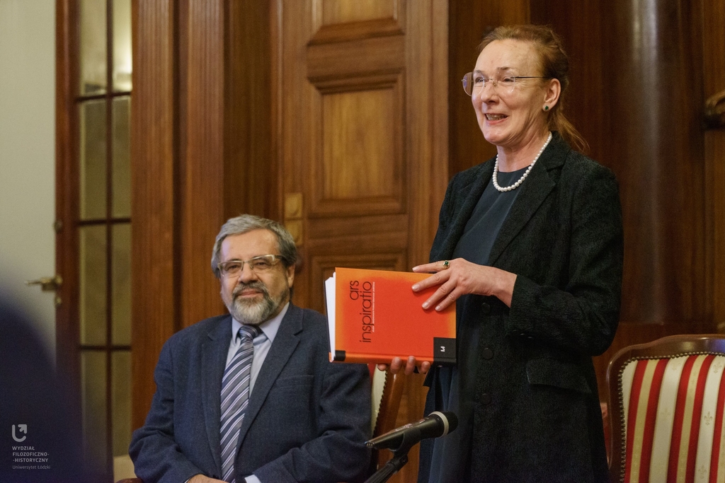 profesor Eleonora Jedlińska z książką jubileuszową