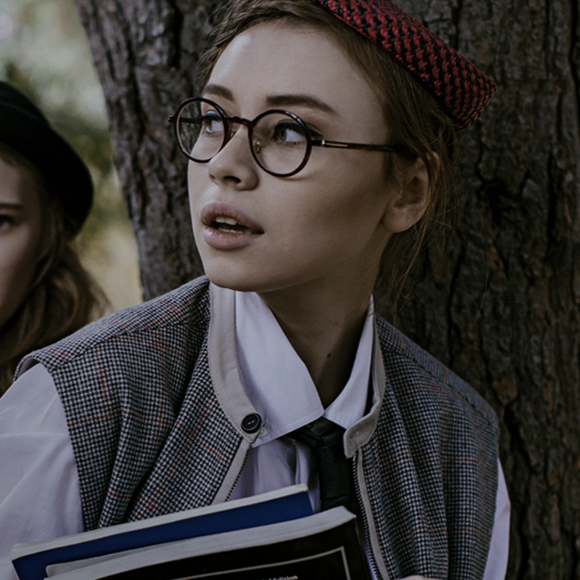 kolorowe zdjęcie przedstawiające studentkę w okularach