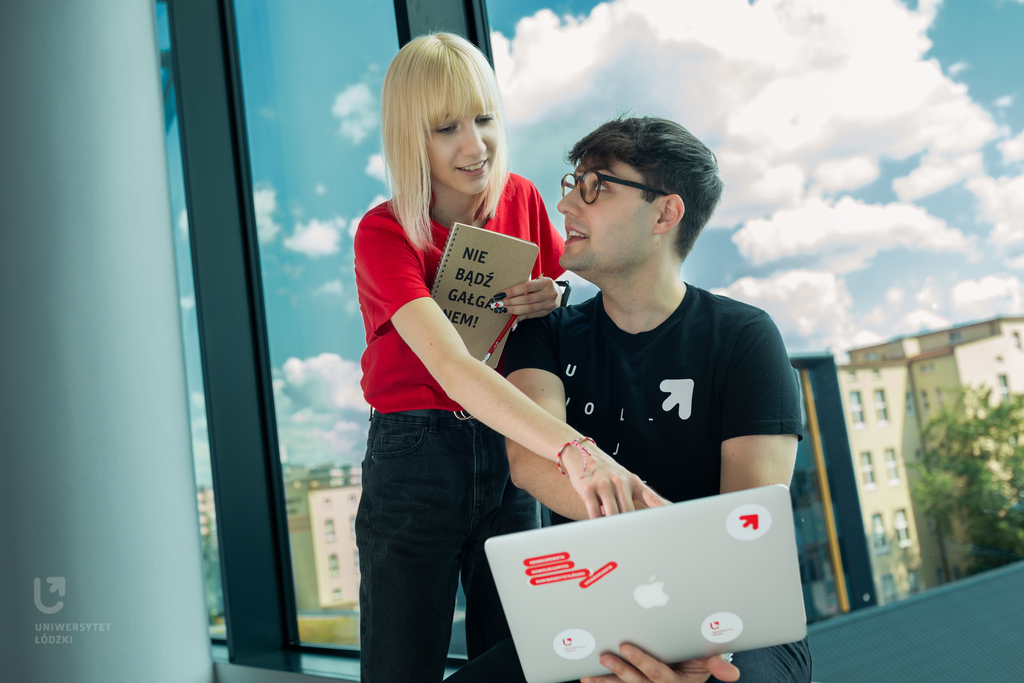 dziewczyna i chłopak siedzą przy laptopie