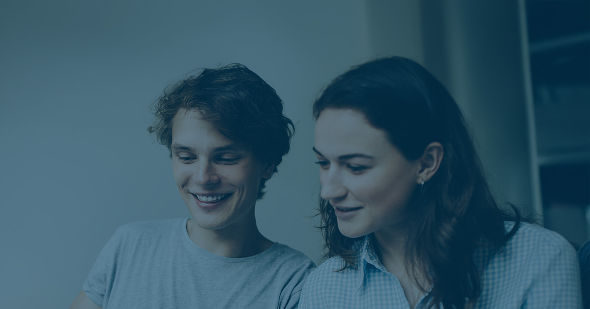 dwie rozmawiające osoby