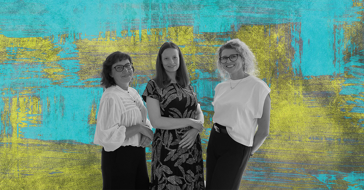 Zdjęcie trojga autorek książki na abstrakcyjnym tle
